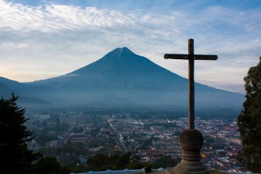 Cerro de la cruz antigua guatemala vadi yanardağ agua karşıt üzerinde