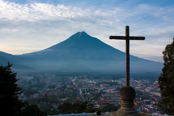 Cerro de la Cruz over Antigua Guatemala valley opposing volcano Agua — Stock Photo, Image