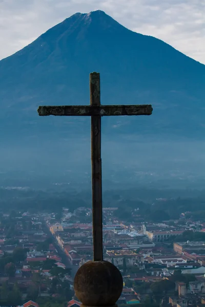 Agua volkan karşıt antigua guatemala çapraz
