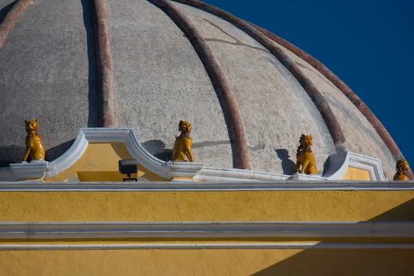 Esculturas de leones en la cúpula de la Iglesia de la Merced Antigua Guatemala —  Fotos de Stock