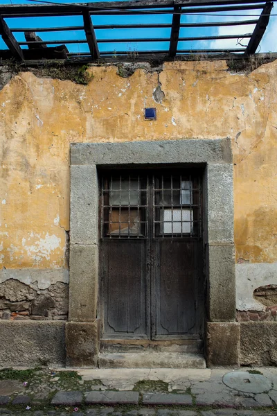 Verwoeste huisdeur in antigua guatemala — Stockfoto
