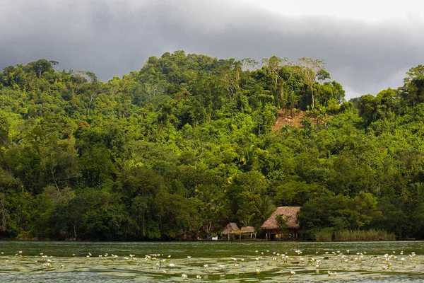 Guatemala'daki yağmur fırtına öncesi nehrinde Köyü
