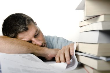 bir yığın kitap üzerinde uyuyan genç adam boğulmuş