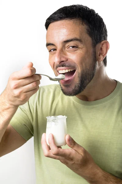 Junger schöner Mann mit Bart trinkt Milch — Stockfoto