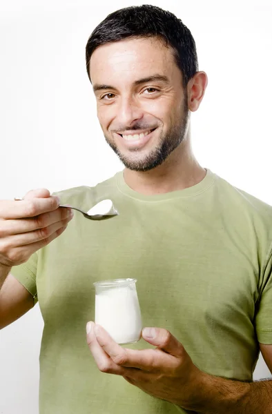 年轻英俊的男人喝牛奶大胡子 — 图库照片