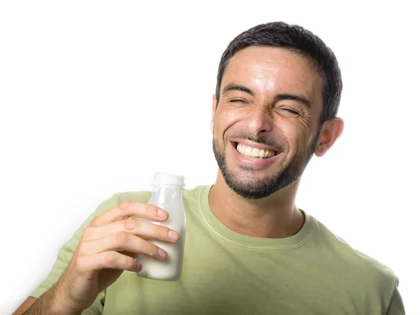 Junger schöner Mann mit Bart trinkt Milch — Stockfoto