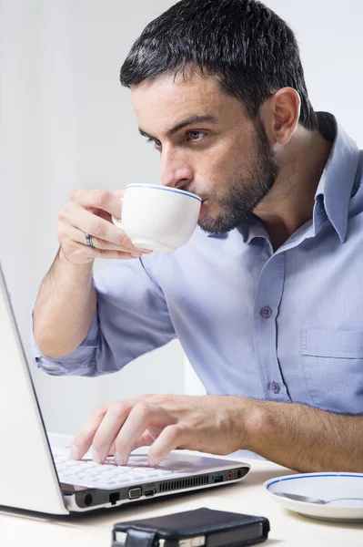 Hombre joven con barba trabajando en el ordenador portátil — Foto de Stock