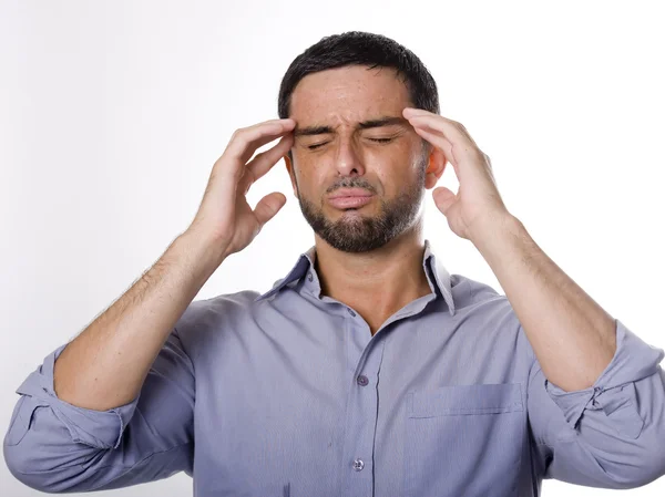 Hombre joven con barba sufriendo dolor de cabeza aislado sobre fondo blanco — Foto de Stock