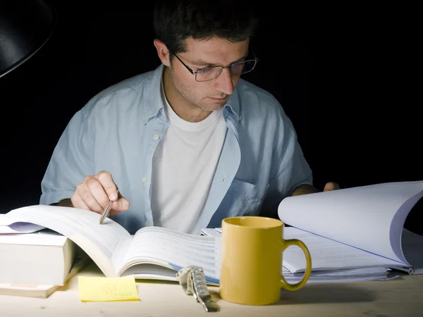 Joven Estudiando de Noche — Foto de Stock