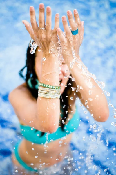 Nő fröccsenő víz a strandon — Stock Fotó