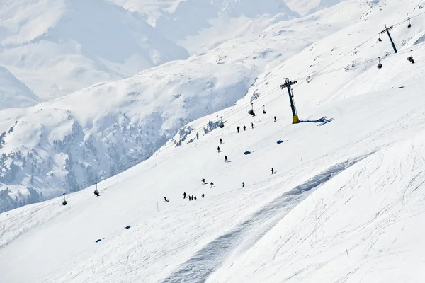 Piste de ski occupée et télésiège vus de dessus — Photo