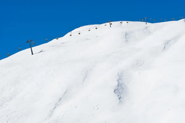 Télésiège le long de la piste de ski — Photo