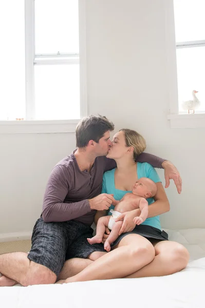 Novos pais felizes com seu filho recém-nascido — Fotografia de Stock