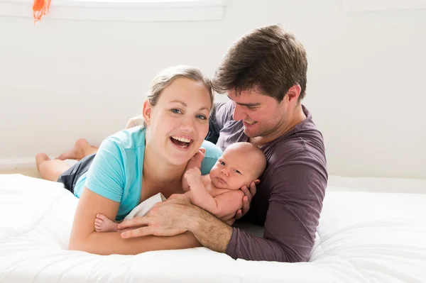 Nuevos padres felices con su hijo recién nacido — Foto de Stock