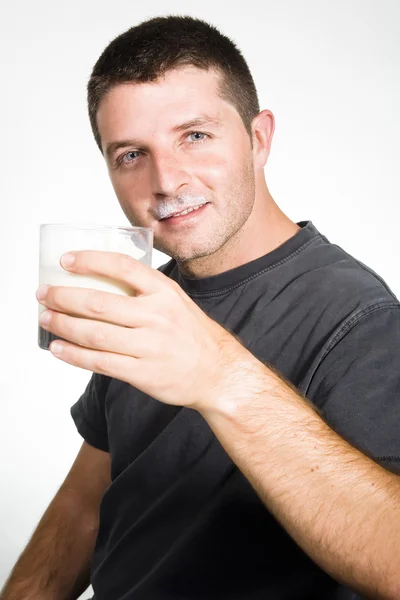 快乐的年轻男人喝牛奶 — 图库照片