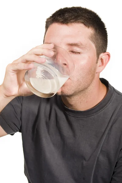 Feliz joven bebiendo leche — Foto de Stock