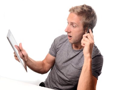 tablet ve akıllı telefon üzerinde adam şok