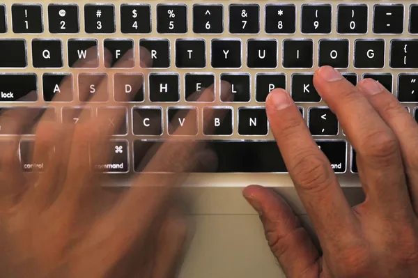 Допомога клавіатури над роботою — стокове фото