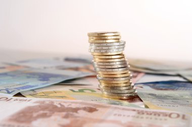 Euro banknot ve madeni para yığını