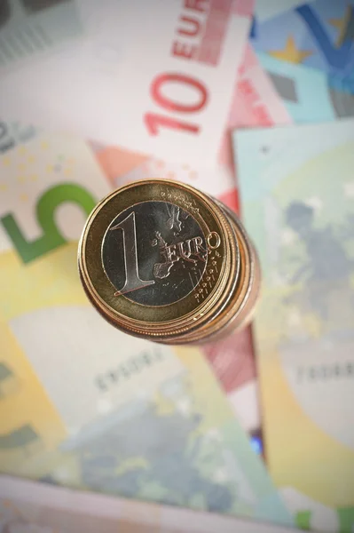 Billetes en euros y pila de monedas aisladas — Foto de Stock