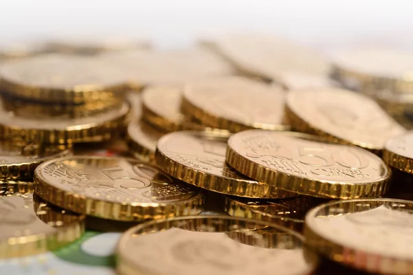 Монеты евро, накопившиеся отдельно — стоковое фото