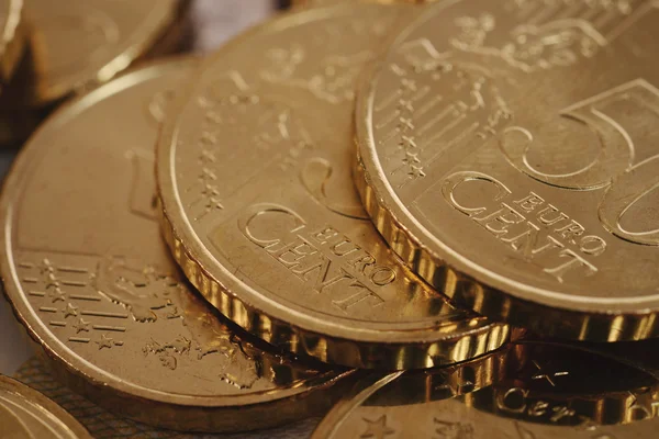 Monete in euro accatastate isolate — Foto Stock