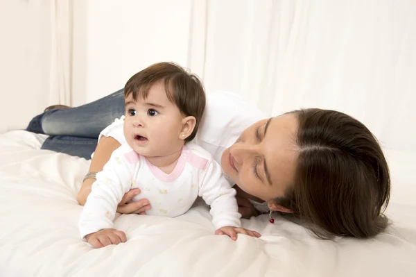 Mother and daughter playing on bed isolated — Stock Photo, Image