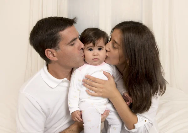 Mutter und Vater küssen Tochter — Stockfoto