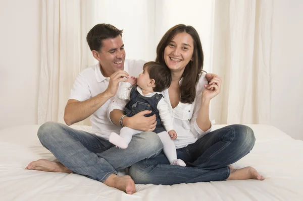 Casal jovem e menina bebê — Fotografia de Stock