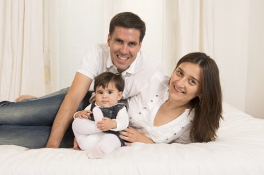 Genç çift ve bebek kız