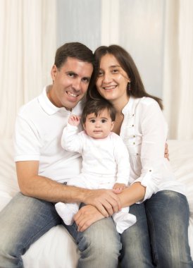 Genç çift ve bebek kız