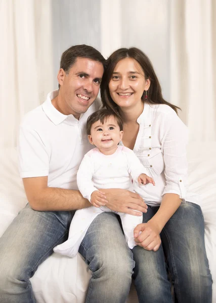 Casal jovem e menina bebê — Fotografia de Stock