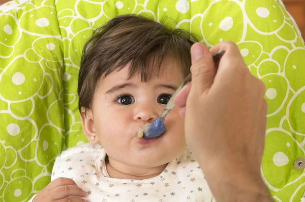Bir kız sevimli sevimli bebek besleme — Stok fotoğraf