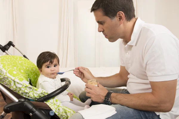 Pai alimentando bonito adorável bebê menina — Fotografia de Stock