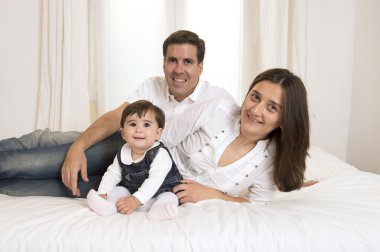 Genç çift ve bebek kız