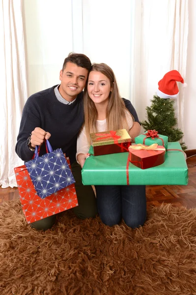 Jovem casal feliz segurando presentes de Natal — Fotografia de Stock