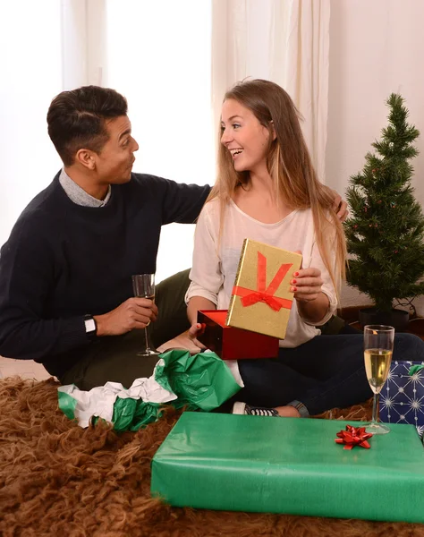 Joven feliz pareja apertura navidad presenta — Foto de Stock