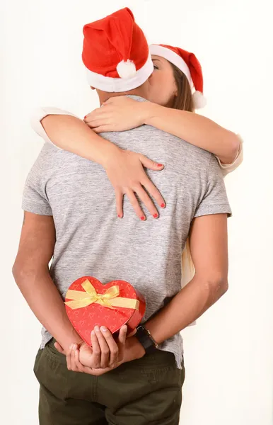 Ungt par kramar och julklapp — Stockfoto