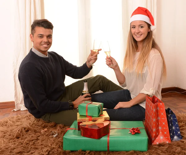 Mladý šťastný pár šampaňské vánoční přípitek Stock Snímky