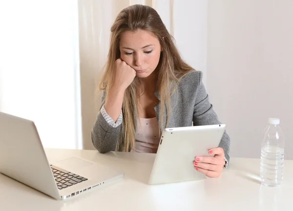 Junge Geschäftsfrau bei der Arbeit gestresst — Stockfoto