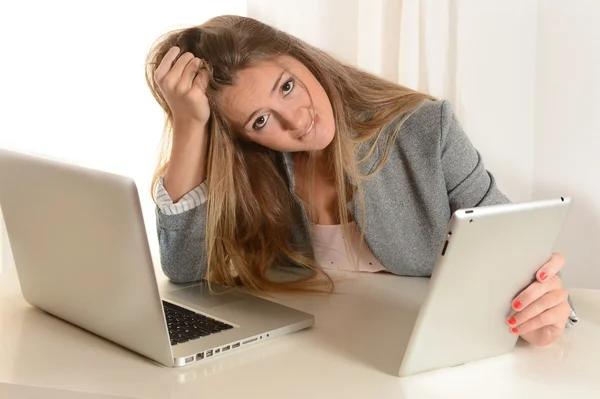 Jeune femme d'affaires stressée au travail — Photo