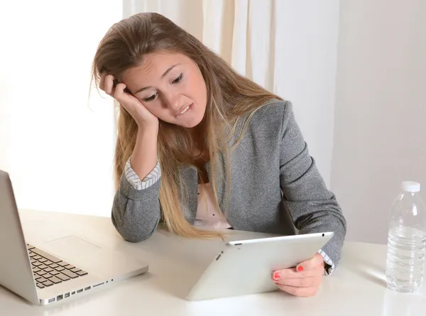 Jeune femme d'affaires stressée au travail — Photo