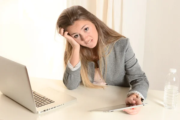 Jeune femme d'affaires stressée au travail — Photo