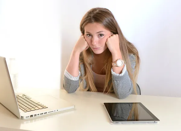 Joven mujer de negocios aburrido en el trabajo — Foto de Stock