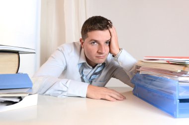 bunalmış öğrenci veya iş adamı