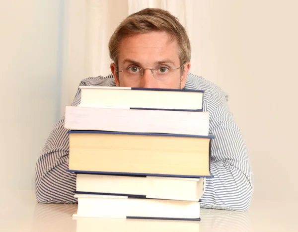 Junge Studentin überwältigt — Stockfoto