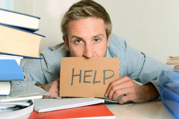 Joven estudiante abrumado pidiendo ayuda — Foto de Stock