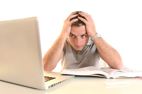 Overweldigd gestresst en wanhopige student — Stockfoto