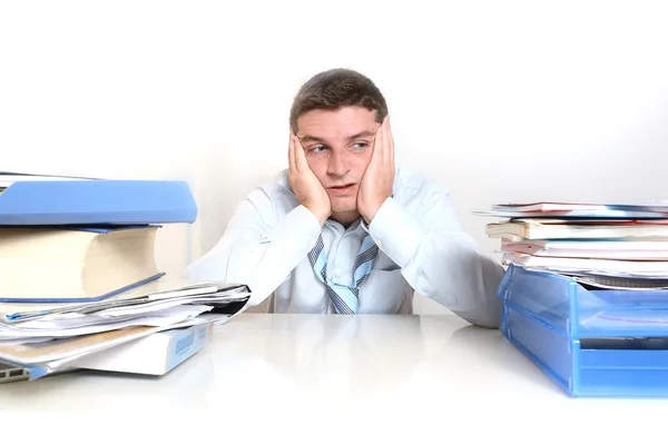 Estudante sobrecarregado estressado sobrecarregado ou empresário — Fotografia de Stock