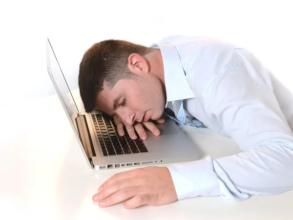 Перегруженный работой бизнесмен спит за клавиатурой — стоковое фото